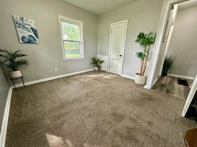 Building Photo - 2 bed, 1 bath home for rent in Waterloo