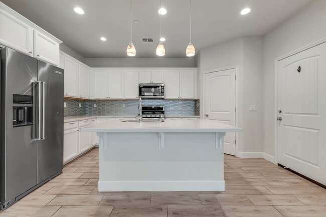 Building Photo - 3 Bed, 3 Bath East Garrison