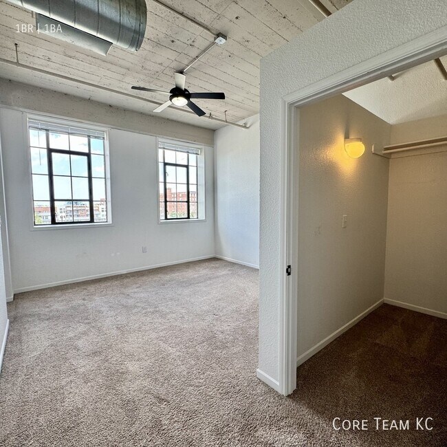 Building Photo - 320 W 7th St