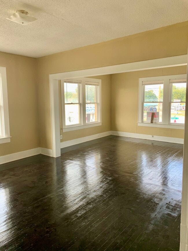 Building Photo - 2317 Wilshire St