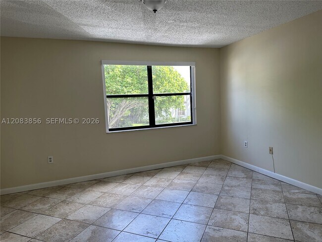 Building Photo - 9435 Fontainebleau Blvd
