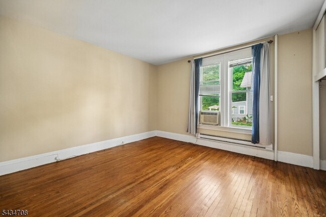 Building Photo - 102 2nd St
