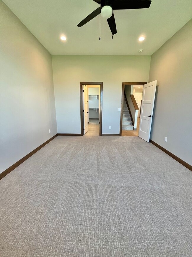 Building Photo - 5 Bed/2.5 Bath Twinhome For Rent!