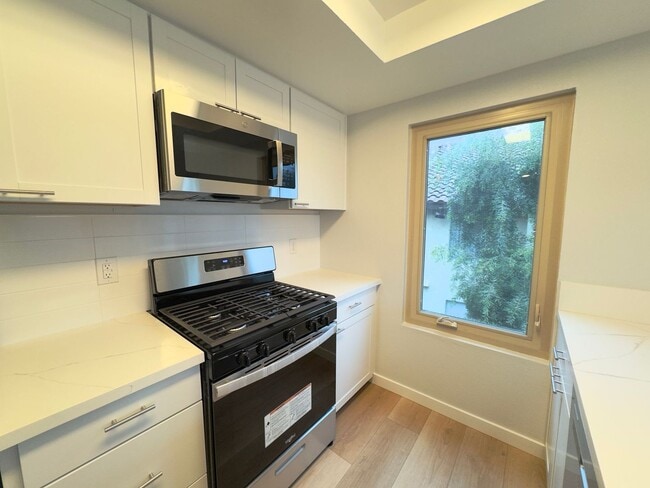 Building Photo - FULLY REMODELED: Spacious 3 bedroom condo in San Marcos With AC