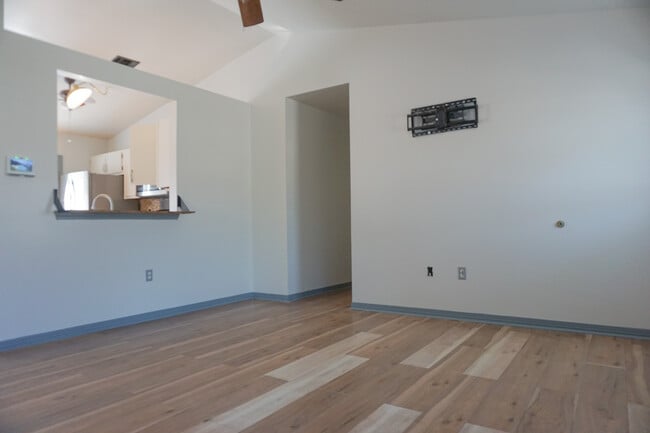 Building Photo - 6 Flora Cove