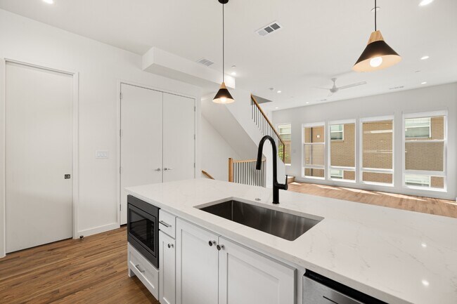 Building Photo - 3 bedroom Lakewood Townhome Walking Distance to Whole Foods and all of your favorites!