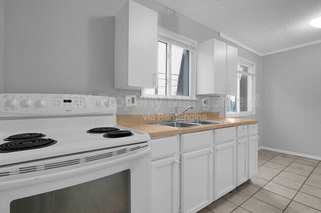 Building Photo - 2872 Howey Rd