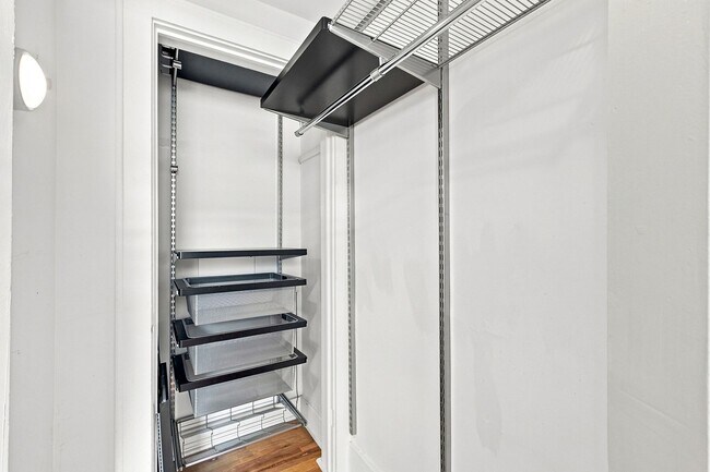 Building Photo - Charming 2-bedroom, 1-bath condo located in the heart of Denver