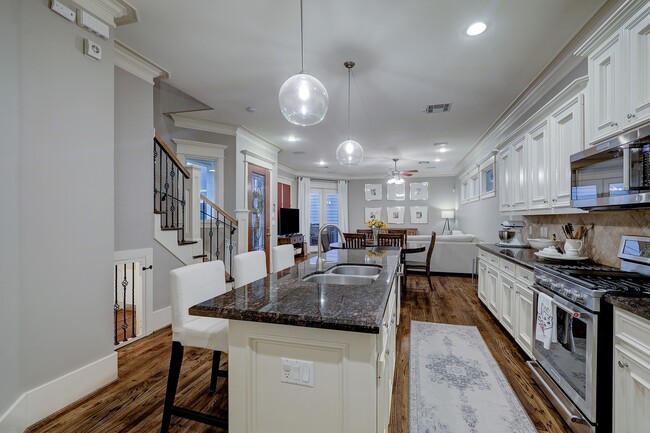 Building Photo - 1126 W 17th St