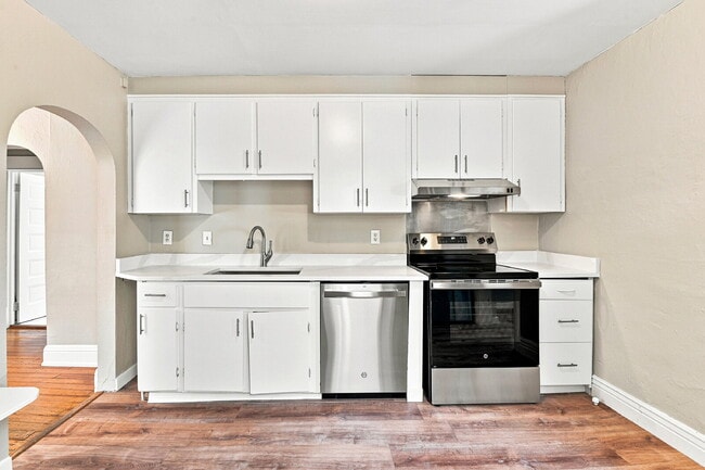 Building Photo - $2,845.95, 3 bed, 1 bath, located in Denver with New Appliances