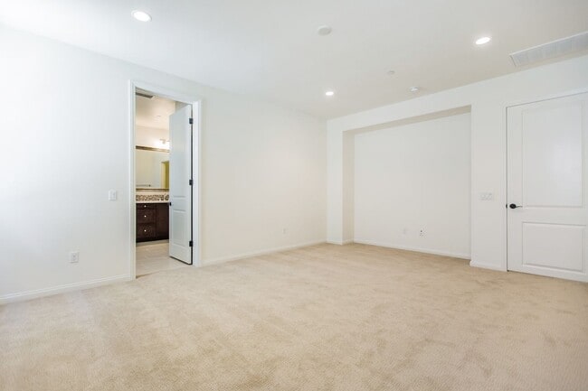 Building Photo - 4BD/3BA/2Garage Two Story Highly upgraded ...
