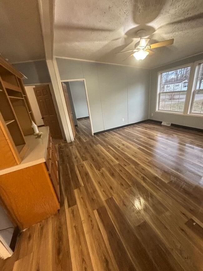 Building Photo - The perfect 3 bedroom 2 bathroom Home