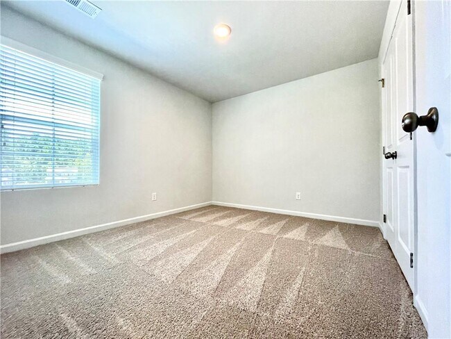 Building Photo - 667 Summerwood Ln