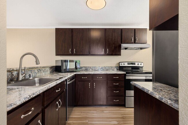 Building Photo - End-Unit Townhome in the Heart of Downtown Issaquah