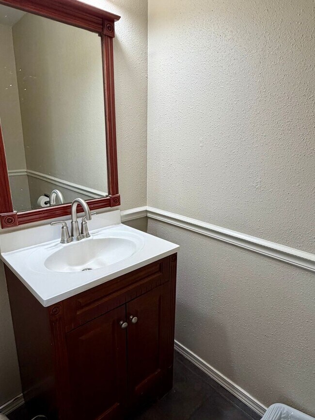 Building Photo - 2 Bedroom Townhouse with Carport