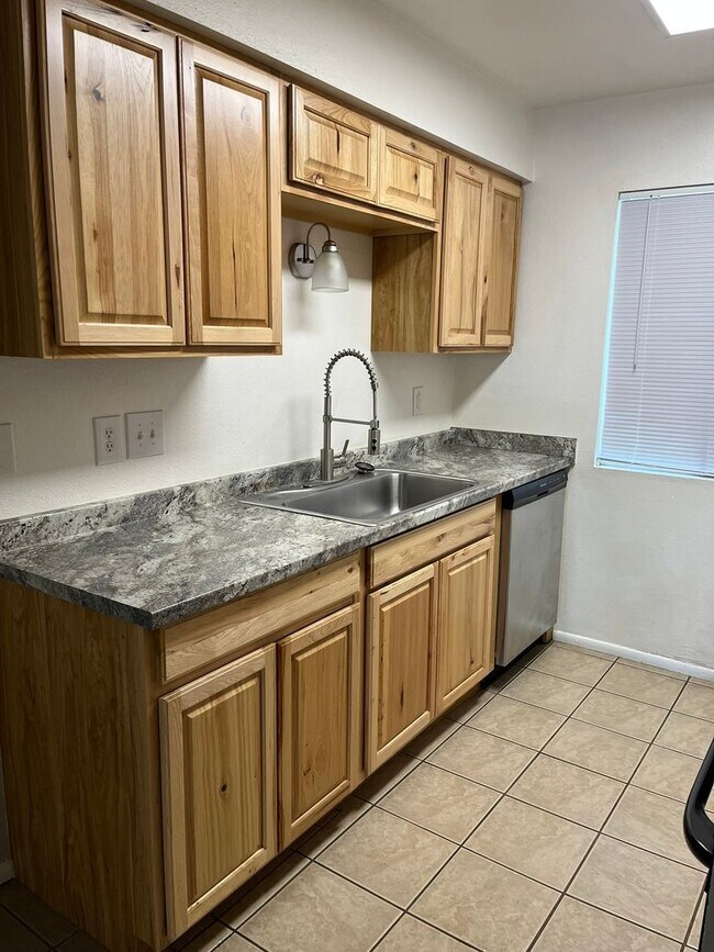 Building Photo - 90 Mariposa Dr