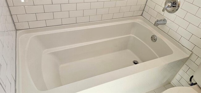 Building Photo - 1408 W 51st St