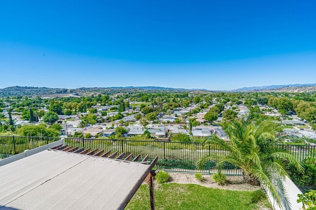 Building Photo - 4 Bedroom Home for Rent in Canyon Country!