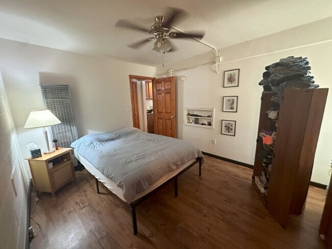 Building Photo - 1BR/1BA Main Level Unit Short Distance to ...