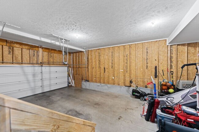 Building Photo - 8609 Warbler Br Wy