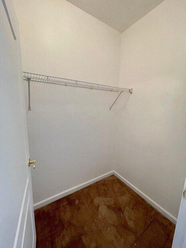 Building Photo - Newly Renovated 3 Bedroom Condo at a GREAT Price!