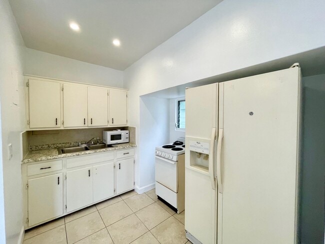 Building Photo - 320 SW 21st St