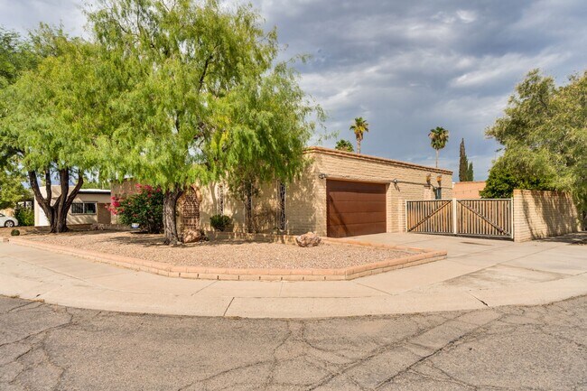 Building Photo - Great East Side Location 4 Bed/2 Bath Home