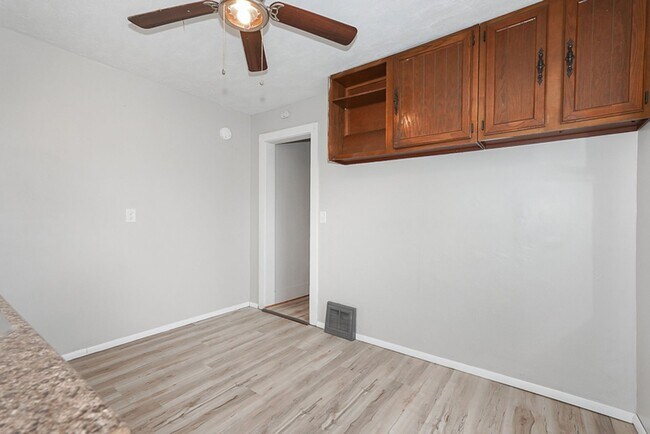 Building Photo - 1025 W 23rd St