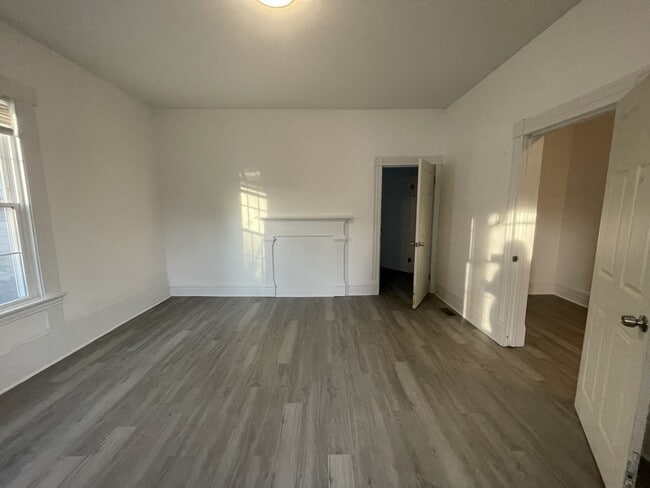 Building Photo - 852 Brook St