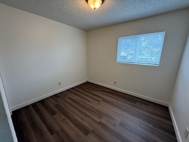 Building Photo - Alley Access 2 Bedroom with Bonus Room