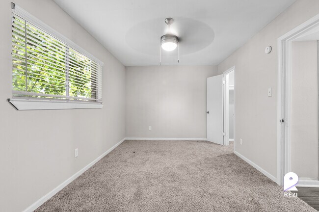 Building Photo - 5135 North Fwy