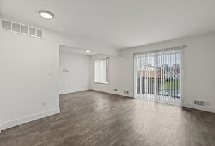 Building Photo - French Quarter Apartments