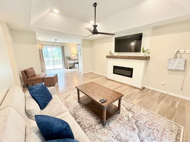 Building Photo - 415 Mayfield Dr