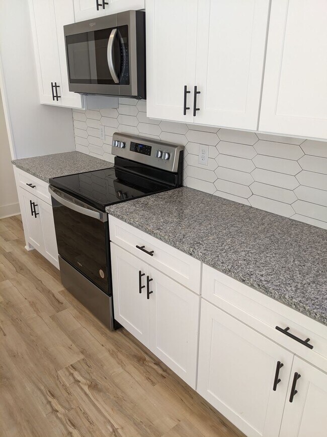 Building Photo - 2 Bedroom Cottage in Fox Run Village!