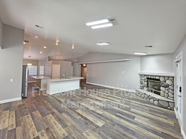 Building Photo - 3630 E Vineyard Dr N