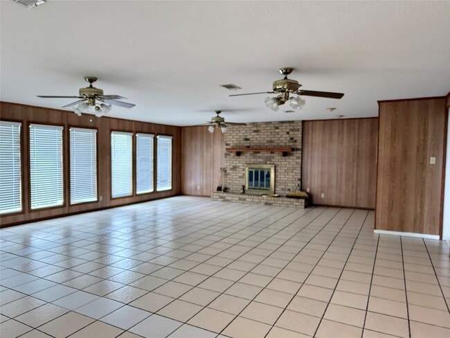Building Photo - 337 W Cattle Dr