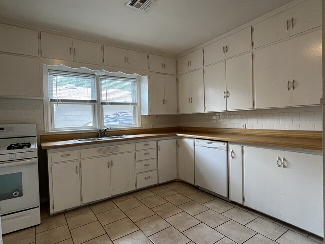 Building Photo - "Spacious 3-Bedroom Duplex with 2 Full Bat...