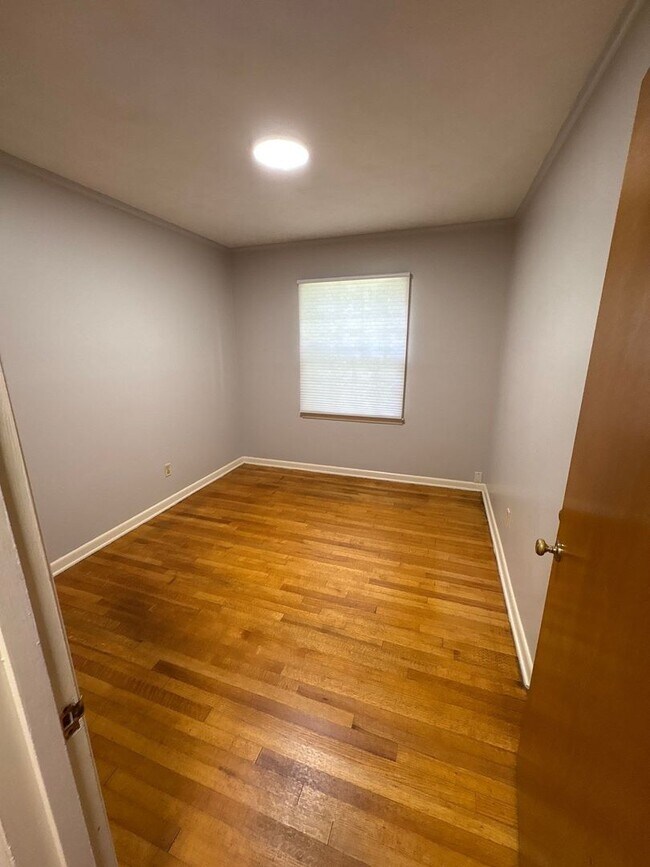 Building Photo - Newly Renovated Home - East Memphis