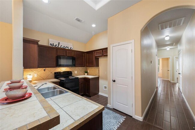 Building Photo - 101 Creekside Villa Dr