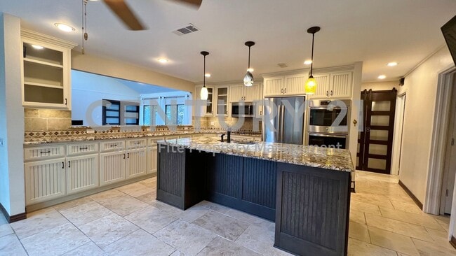 Building Photo - Stunning 4/3/2 Nestled at End of Cul-de-sa...