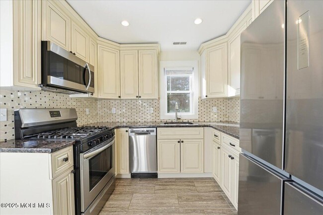 Building Photo - 674 Park Ave