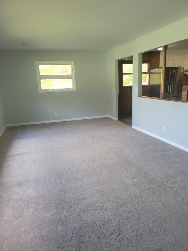 Building Photo - 5 bedroom 3 bath in Town Acres Subdivision