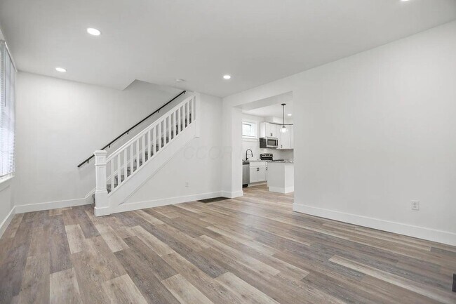 Building Photo - 852 Oakwood Ave