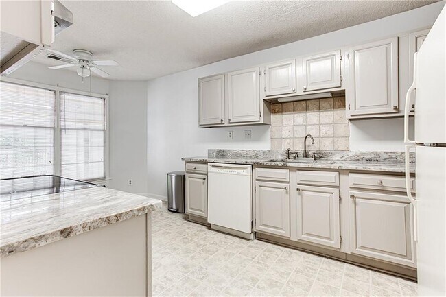 Building Photo - 605 Garden Ct
