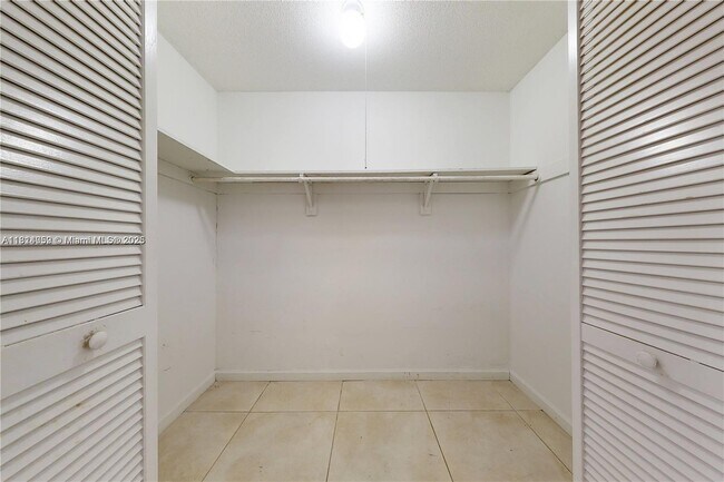 Building Photo - 841 SW 63rd Ave