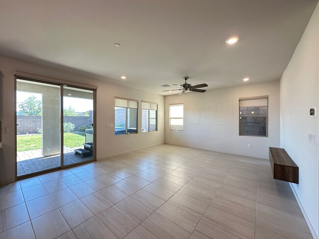 Building Photo - Summerlin West