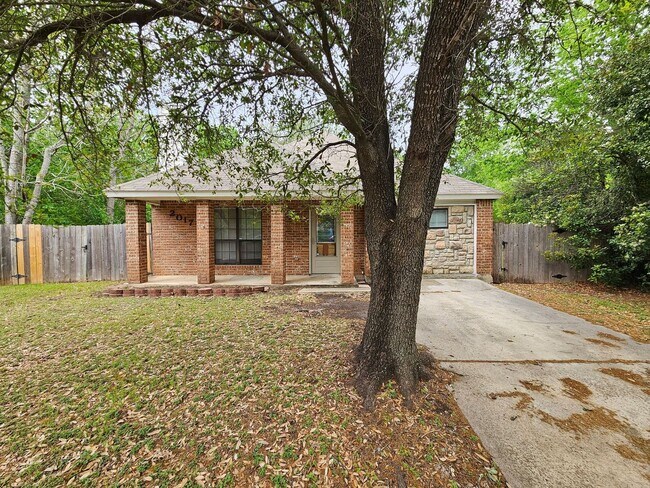 Building Photo - AVAILABLE NOW!