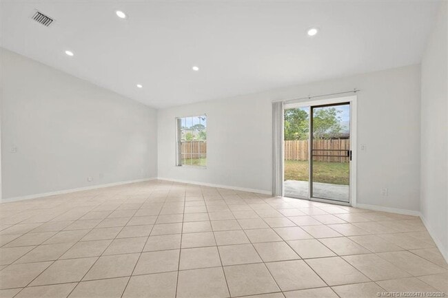 Building Photo - 517 SW College Park Rd