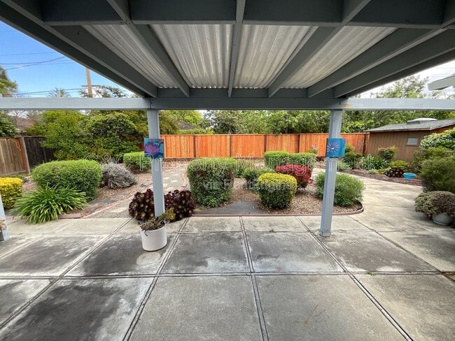 Building Photo - 1426 Ormsby Dr