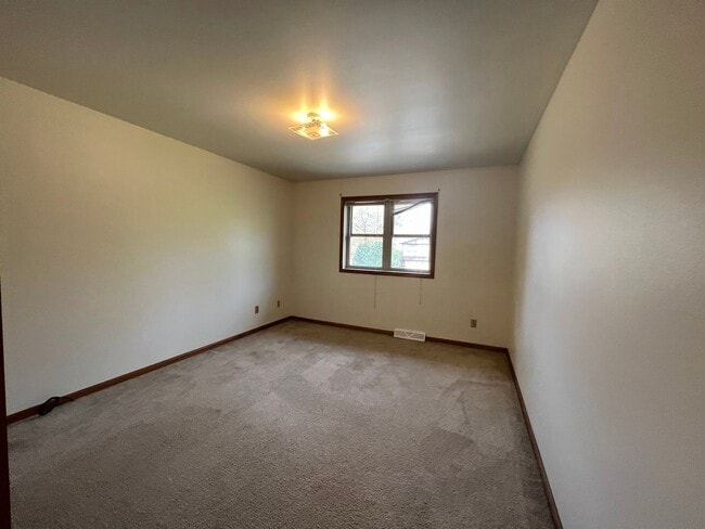 Building Photo - Lacy Road Duplex